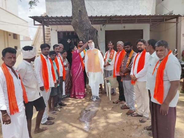 నిత్యావసరాలపై పన్ను భారం తగ్గించిన మోదీ సర్కార్: మన్ననూరులో కృతజ్ఞతగా పాలాభిషేకం