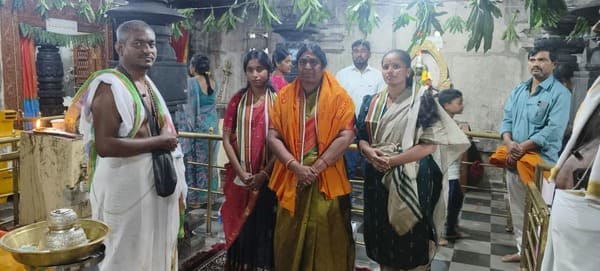 దసరా: ఉమామహేశ్వర స్వామిని దర్శించుకుని ప్రత్యేక పూజలు చేసిన డాక్టర్ అనురాధ దంపతులు